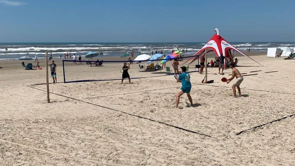 Beach tennis