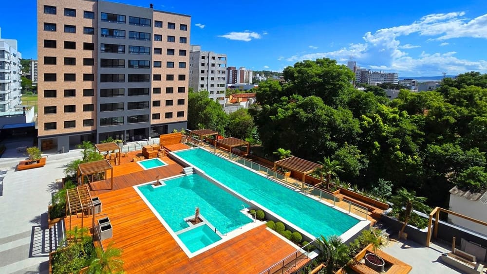 Garden Home Resort: complexo aquático com piscina semiolímpica e deck
