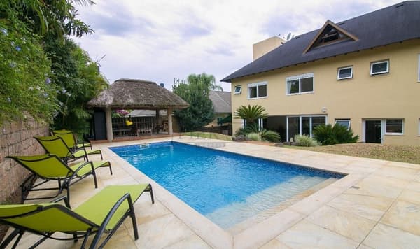 Comprar imóvel com piscina: Vale a pena? Saiba as vantagens e desvantagens.
