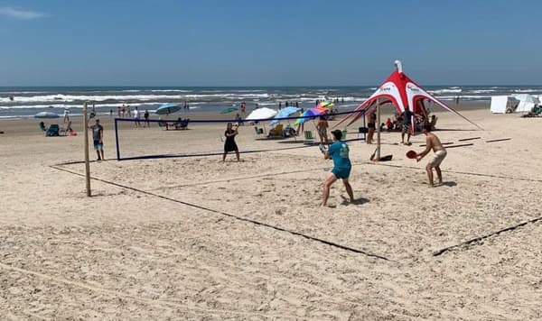 Beach tennis