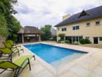 Comprar imóvel com piscina: Vale a pena? Saiba as vantagens e desvantagens.