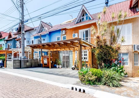 Casa em Condomínio no bairro Guarujá em Porto Alegre - Cód. 17054
