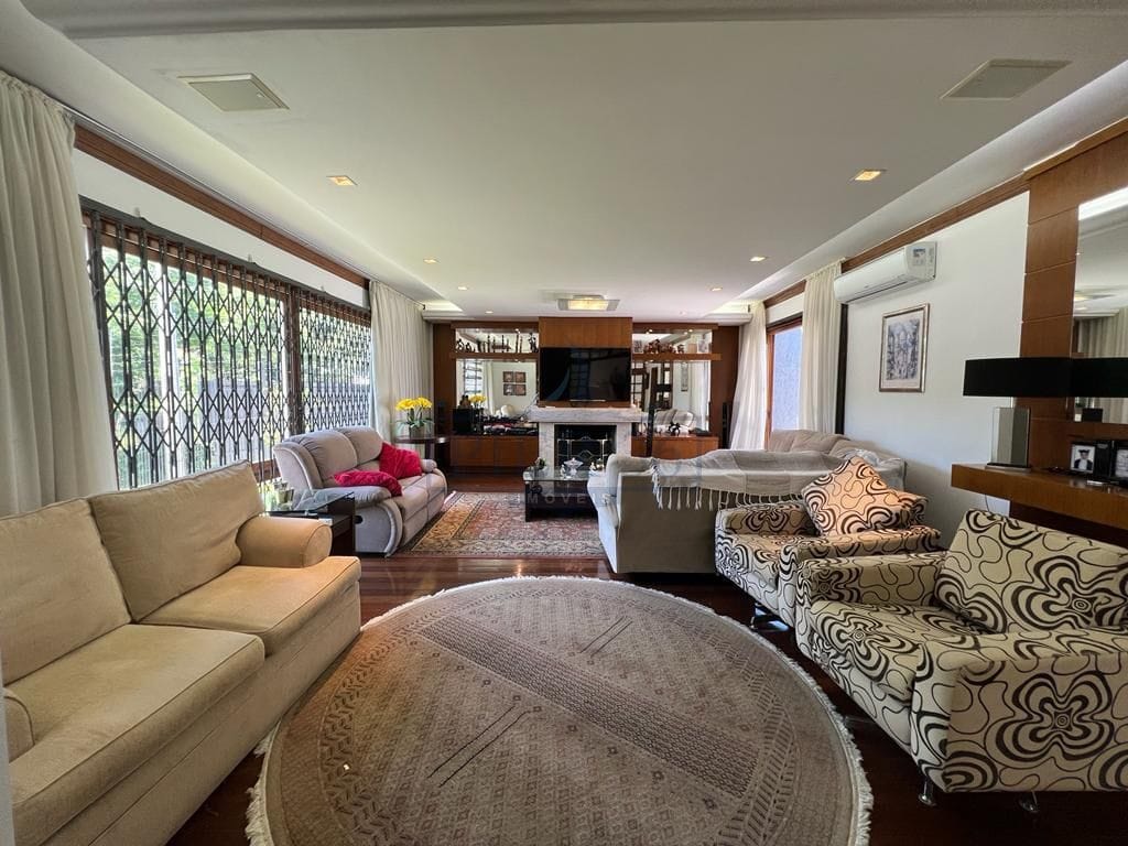 Casa à venda com 221m², 4 dormitórios, 1 suíte, 2 vagas no bairro Vila Assunção em Porto Alegre - Foto 1