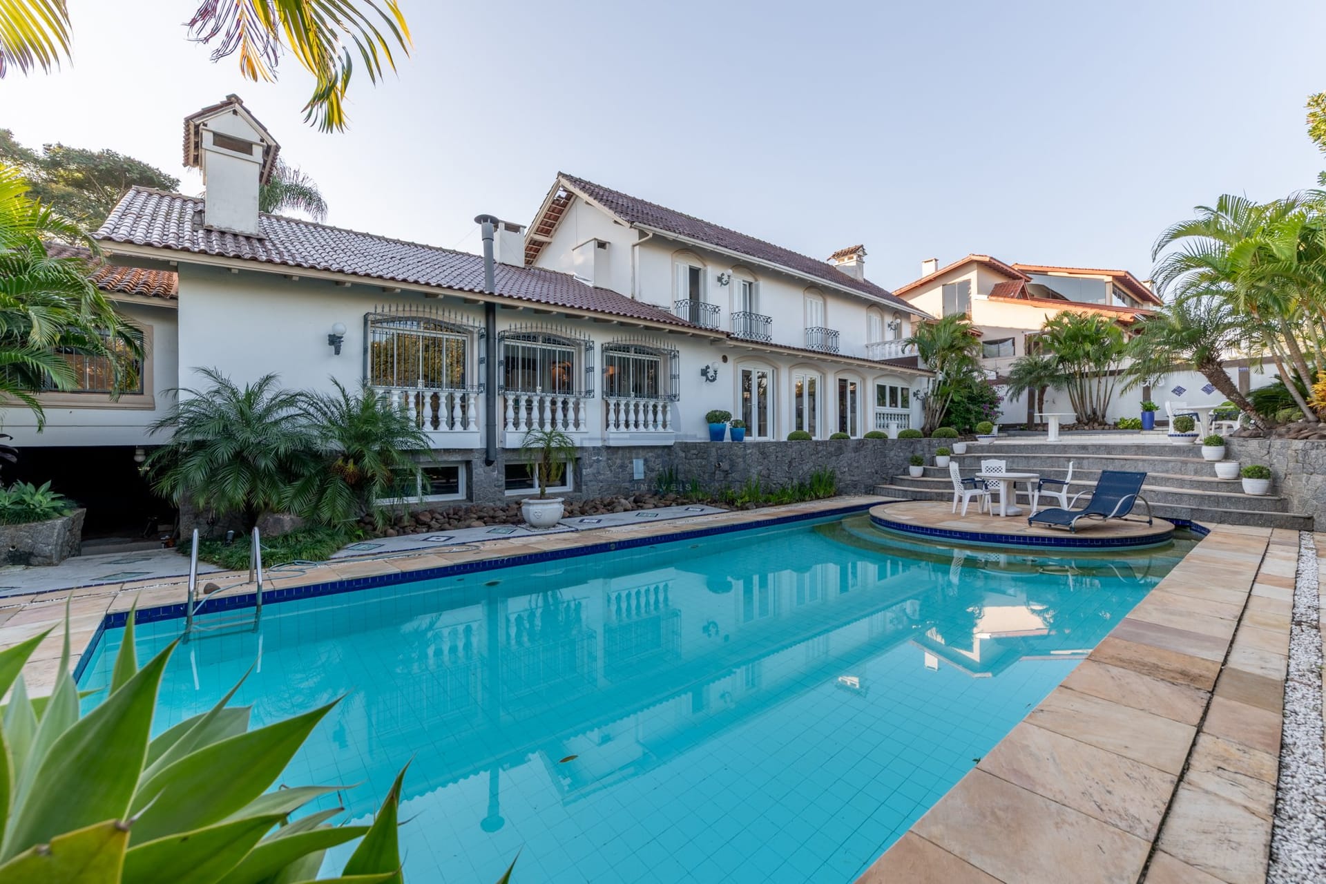 Casa à venda com 650m², 4 dormitórios, 1 suíte, 3 vagas no bairro Ipanema em Porto Alegre - Foto 1