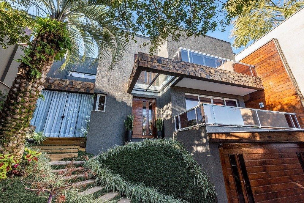 Casa à venda com 347m², 3 dormitórios, 3 suítes, 3 vagas no bairro Vila Assunção em Porto Alegre - Foto 1