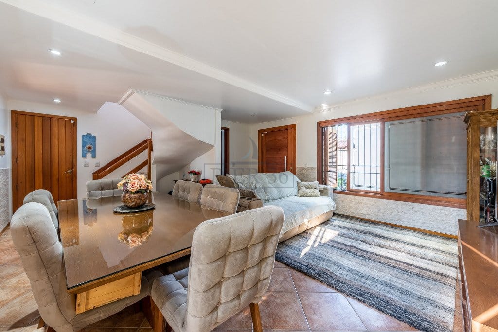 Casa à venda com 342m², 3 dormitórios, 1 suíte, 5 vagas no bairro Tristeza em Porto Alegre - Foto 1
