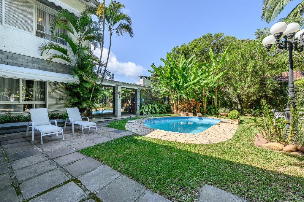 Casa à venda com 506m², 4 dormitórios, 2 suítes, 8 vagas no bairro Ipanema em Porto Alegre - Foto 1