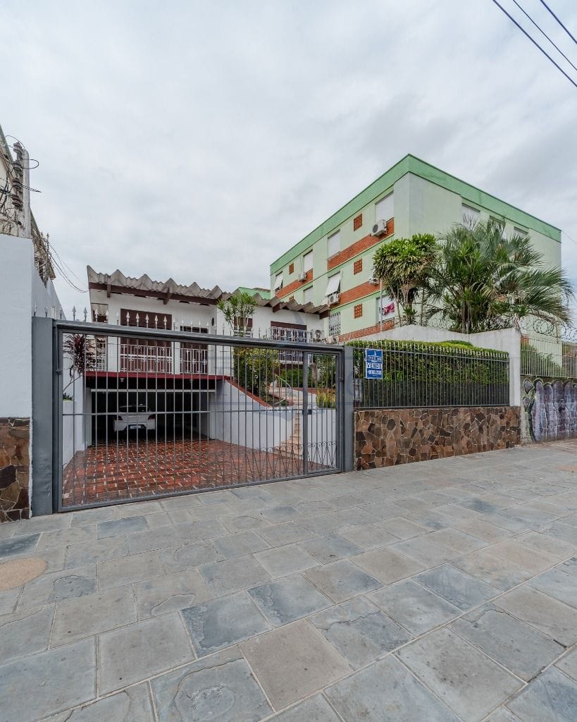 Casa à venda com 302m², 5 dormitórios, 1 suíte, 3 vagas no bairro Cristal em Porto Alegre - Foto 1