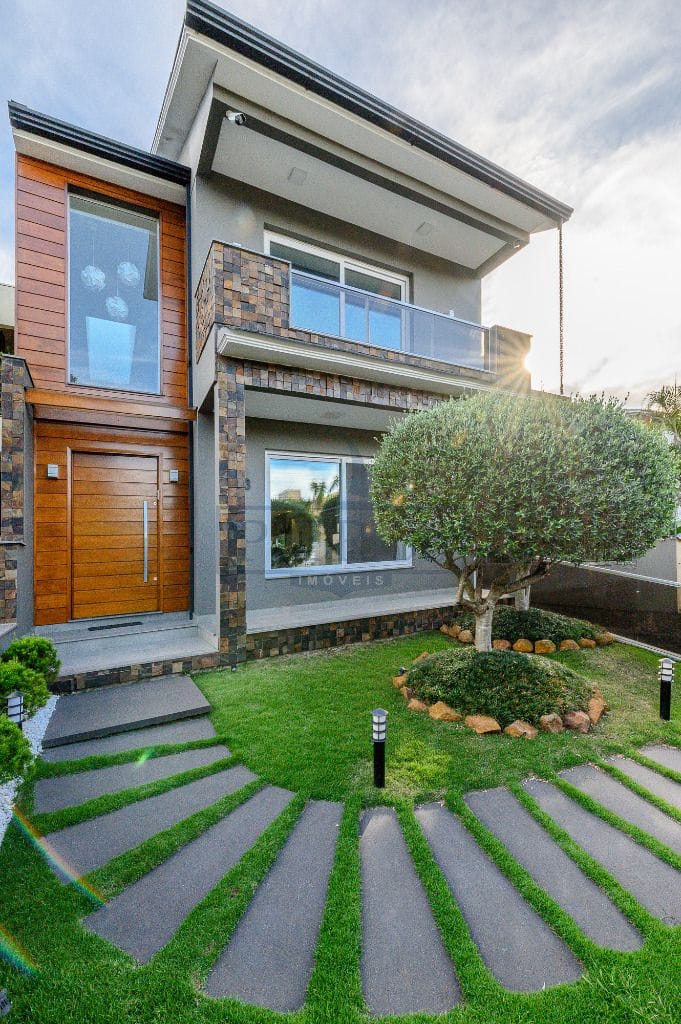 Casa à venda com 420m², 3 dormitórios, 3 suítes, 8 vagas no bairro Ipanema em Porto Alegre - Foto 1