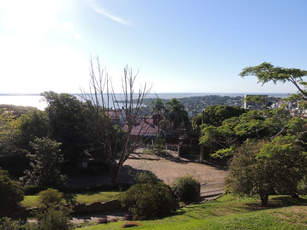 Casa à venda com 463m², 4 dormitórios, 2 suítes, 4 vagas no bairro Sétimo Céu em Porto Alegre - Foto 1