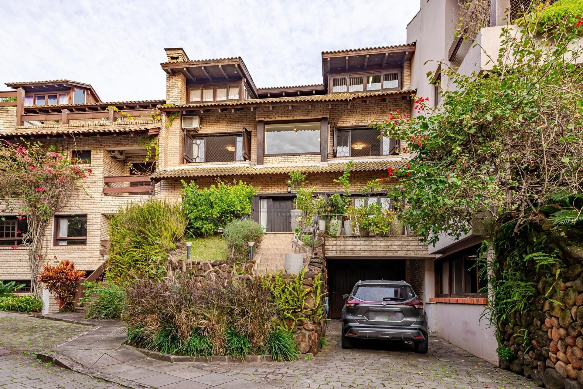 Casa em Condomínio à venda com 421m², 3 dormitórios, 3 suítes, 5 vagas no bairro Tristeza em Porto Alegre - Foto 1