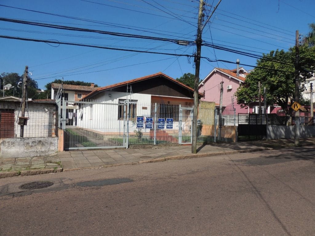 Casa à venda com 254m², 3 dormitórios, 1 suíte, 2 vagas no bairro Tristeza em Porto Alegre - Foto 1