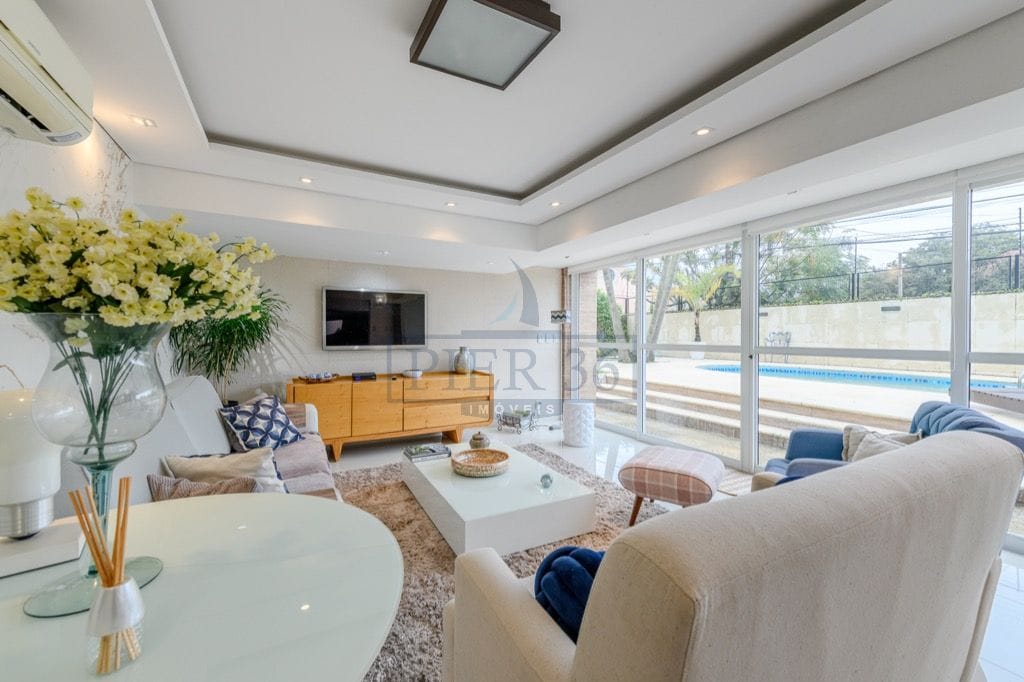 Casa à venda com 280m², 3 dormitórios, 1 suíte, 2 vagas no bairro Guarujá em Porto Alegre - Foto 1
