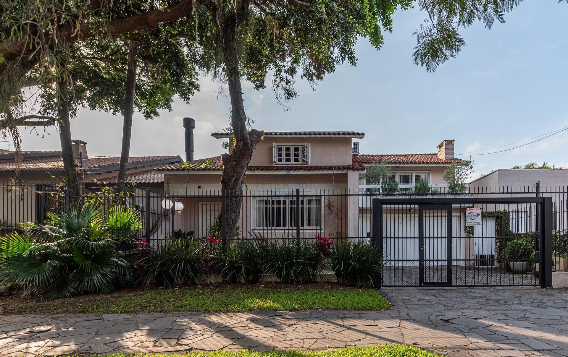 Casa à venda com 240m², 5 dormitórios, 1 suíte, 2 vagas no bairro Tristeza em Porto Alegre - Foto 1