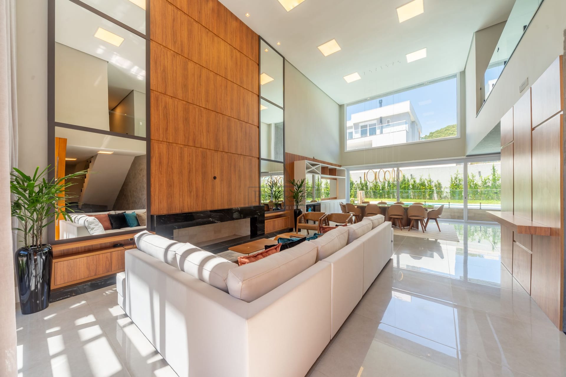 Casa em Condomínio à venda com 290m², 4 dormitórios, 4 suítes, 2 vagas no bairro Alphaville em Porto Alegre - Foto 1