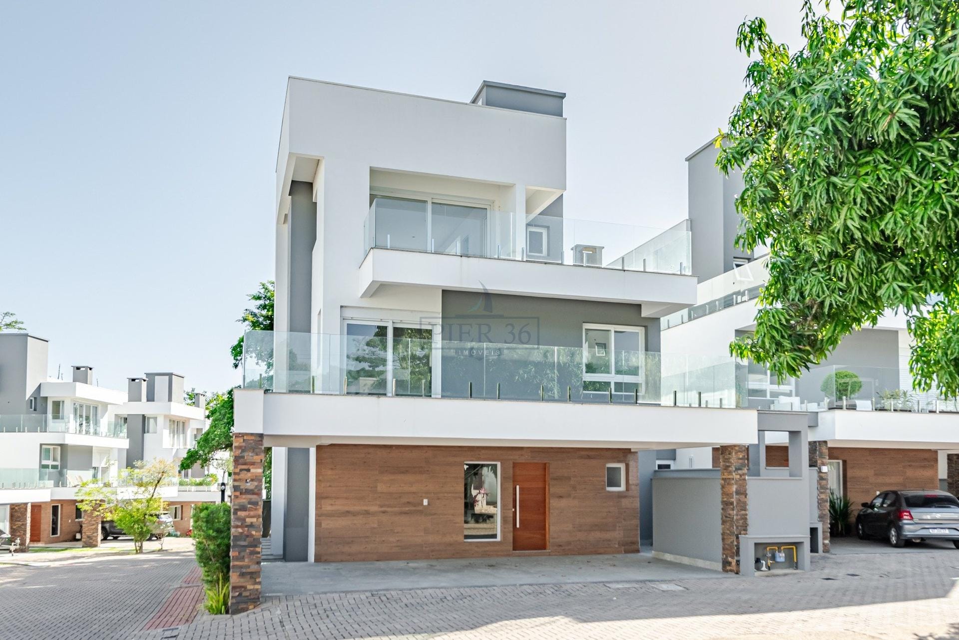 Casa em Condomínio à venda com 301m², 3 dormitórios, 3 suítes, 3 vagas no bairro Pedra Redonda em Porto Alegre - Foto 1