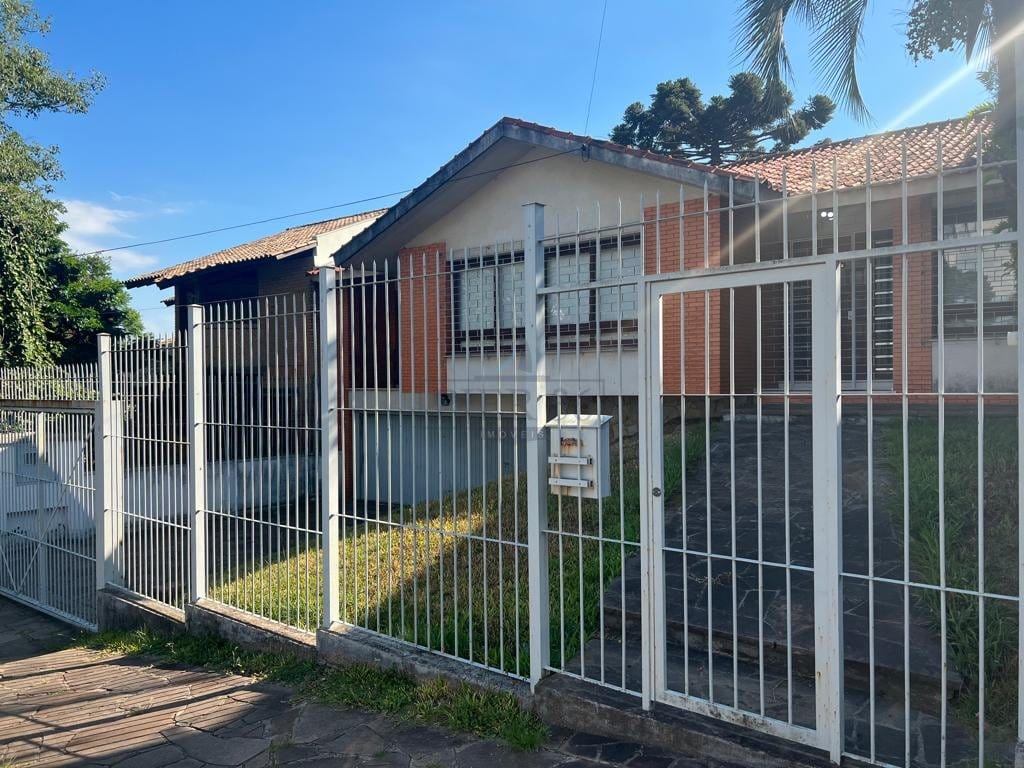 Casa à venda com 349m², 4 dormitórios, 1 suíte, 4 vagas no bairro Vila Assunção em Porto Alegre - Foto 1