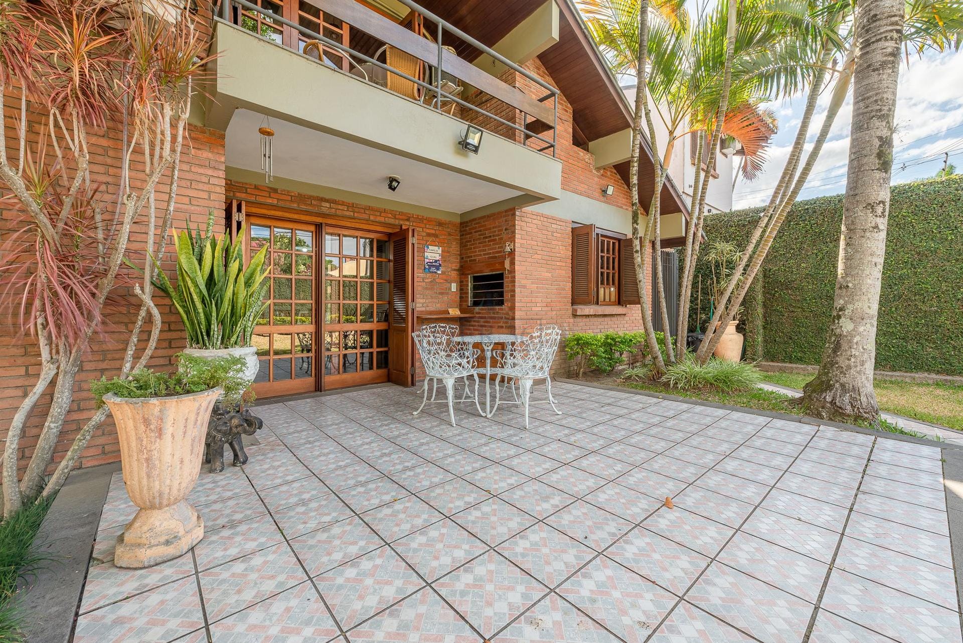 Casa à venda com 309m², 3 dormitórios, 1 suíte, 4 vagas no bairro Ipanema em Porto Alegre - Foto 1