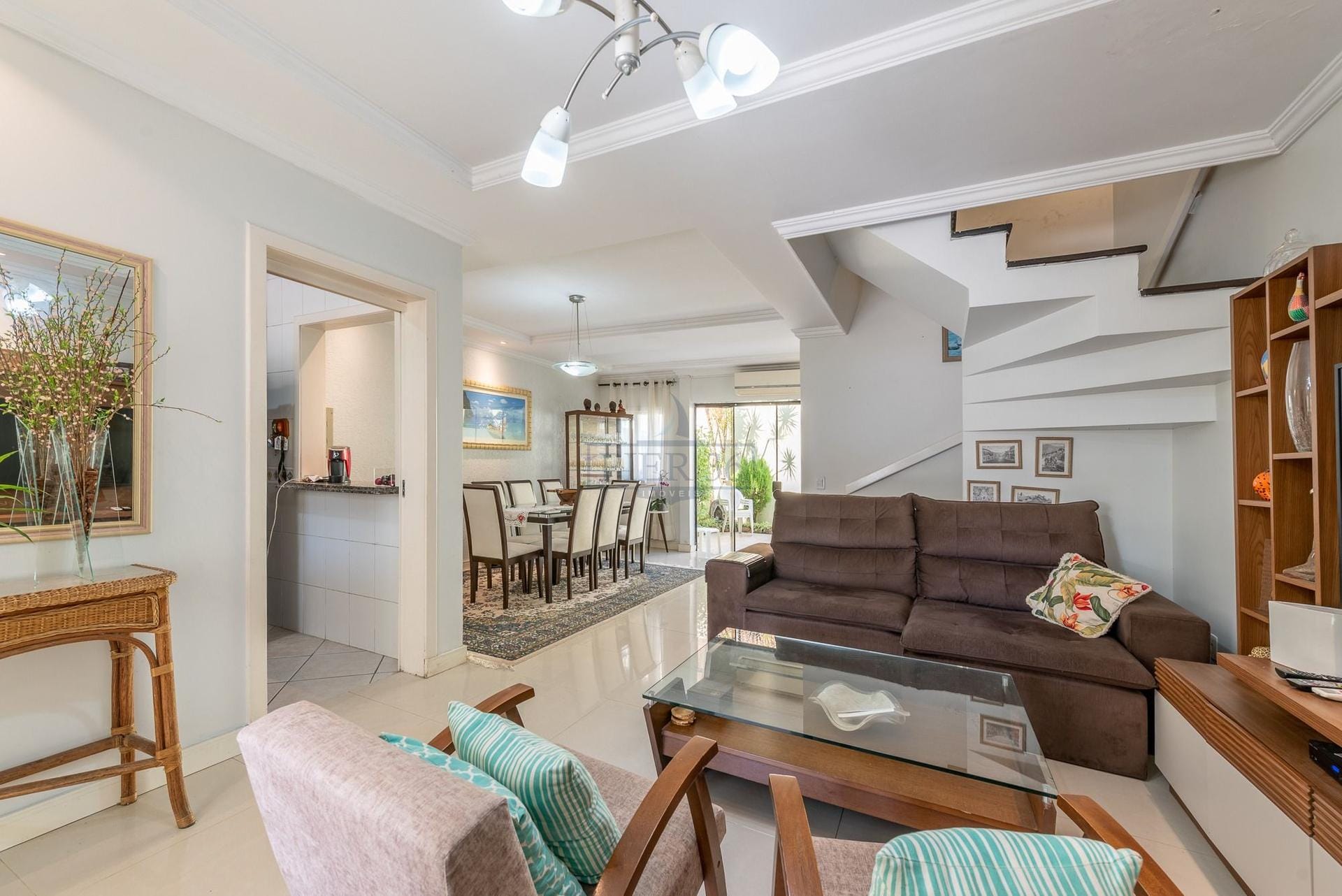 Casa em Condomínio à venda com 219m², 3 dormitórios, 1 suíte, 4 vagas no bairro Jardim Isabel em Porto Alegre - Foto 1