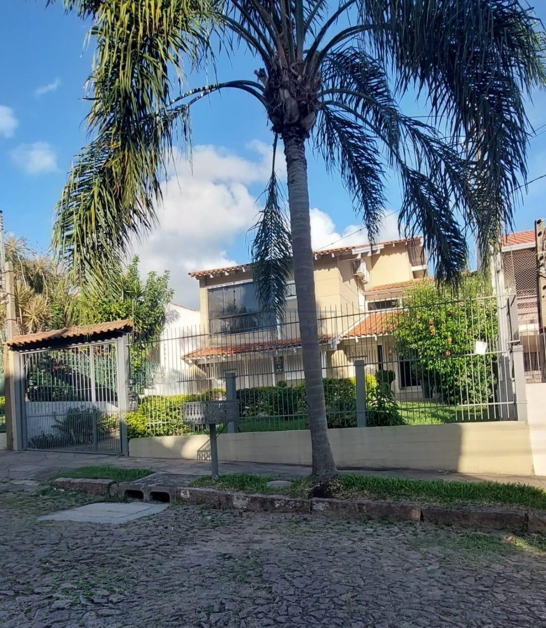 Casa à venda com 323m², 3 dormitórios, 1 suíte, 3 vagas no bairro Ipanema em Porto Alegre - Foto 1