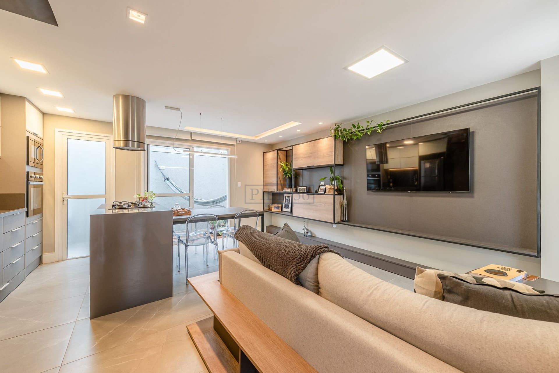 Casa à venda com 156m², 3 dormitórios, 1 suíte, 2 vagas no bairro Tristeza em Porto Alegre - Foto 1