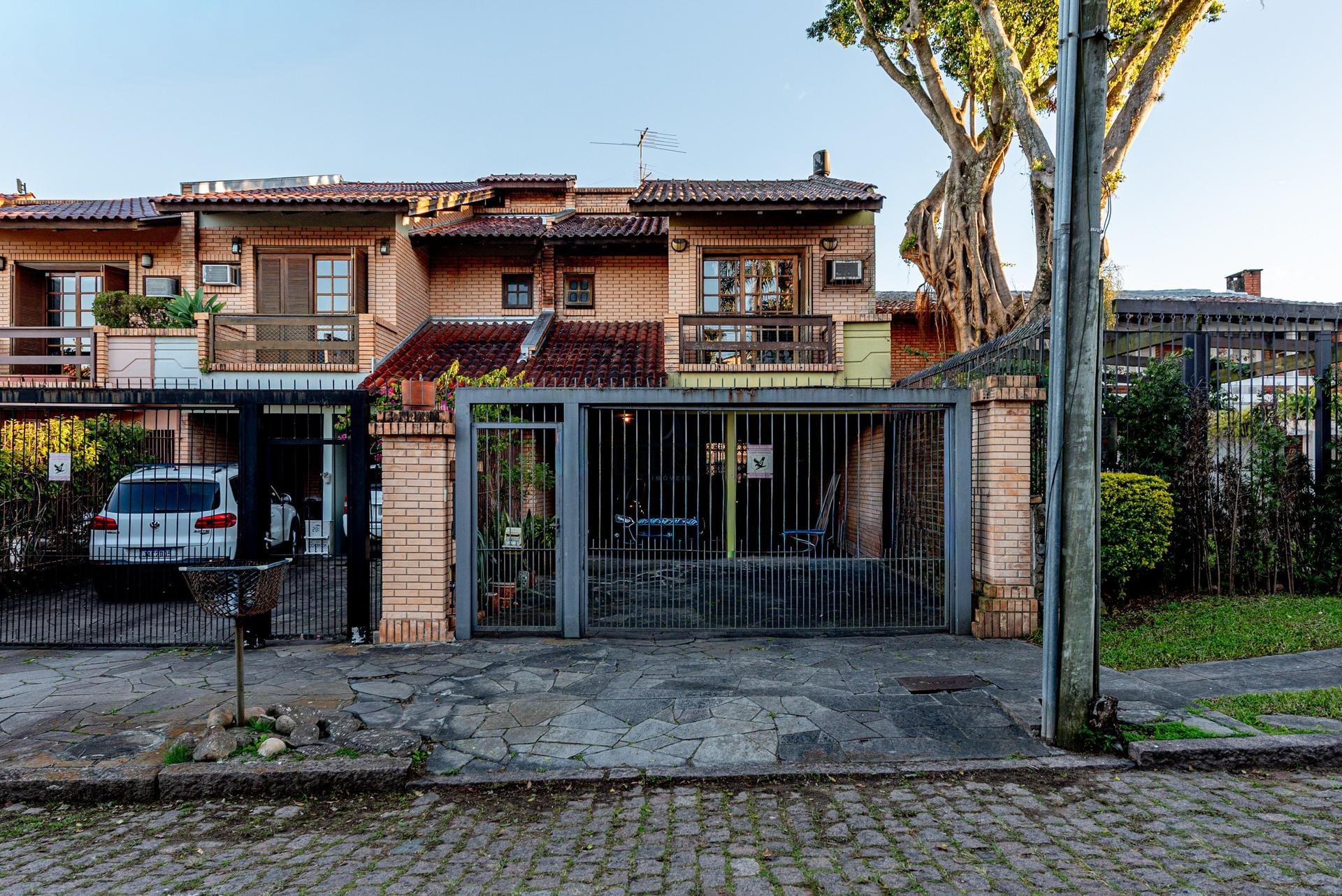 Casa à venda com 176m², 3 dormitórios, 1 suíte, 4 vagas no bairro Jardim Isabel em Porto Alegre - Foto 1