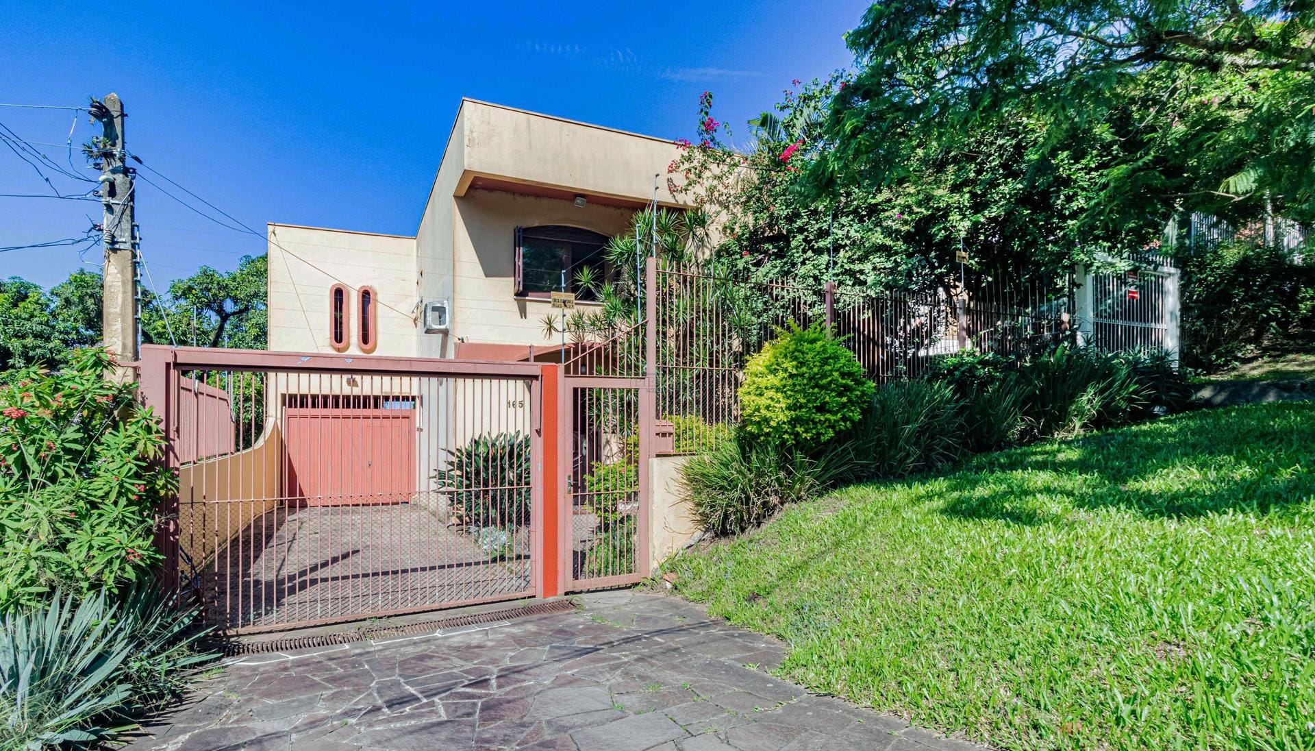 Casa à venda com 345m², 3 dormitórios, 1 suíte no bairro Cristal em Porto Alegre - Foto 1
