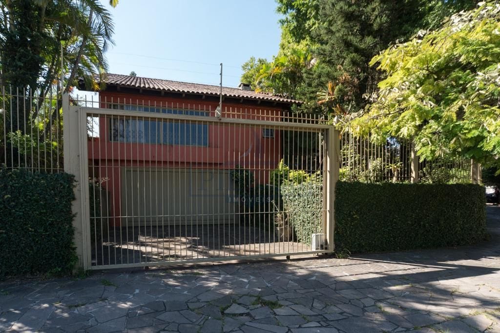 Casa à venda com 265m², 3 dormitórios, 1 suíte, 4 vagas no bairro Vila Assunção em Porto Alegre - Foto 1