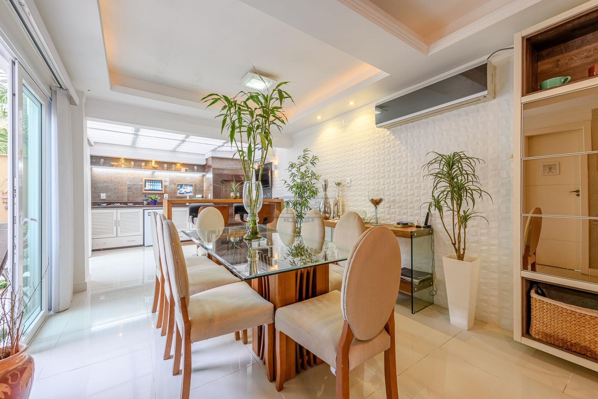 Casa à venda com 190m², 3 dormitórios, 3 suítes, 4 vagas no bairro Jardim Isabel em Porto Alegre - Foto 1