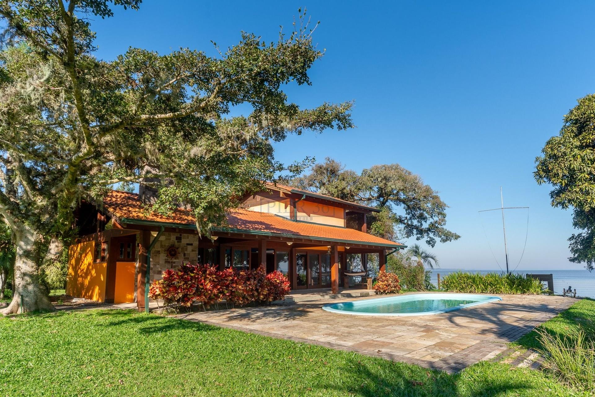 Casa à venda com 482m², 4 dormitórios, 1 suíte, 20 vagas no bairro Ponta Grossa em Porto Alegre - Foto 1