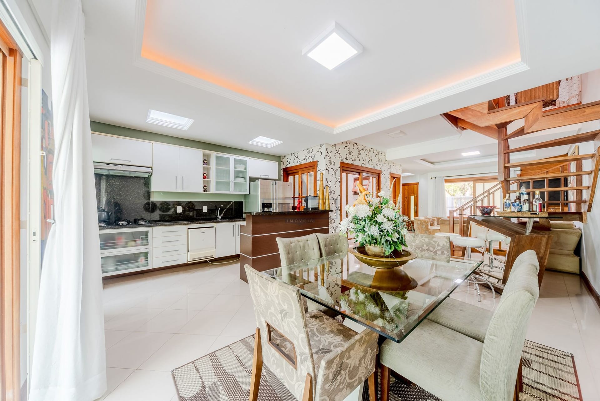 Casa à venda com 222m², 3 dormitórios, 1 suíte, 4 vagas no bairro Ipanema em Porto Alegre - Foto 1