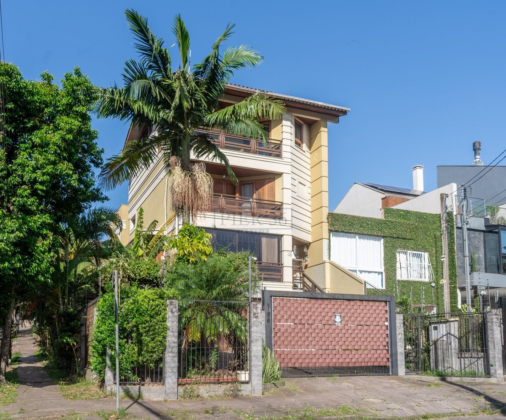 Casa à venda com 440m², 3 dormitórios, 1 suíte, 4 vagas no bairro Tristeza em Porto Alegre - Foto 1