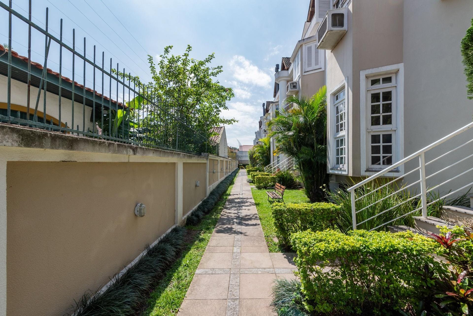 Casa em Condomínio à venda com 224m², 3 dormitórios, 1 suíte, 2 vagas no bairro Tristeza em Porto Alegre - Foto 1