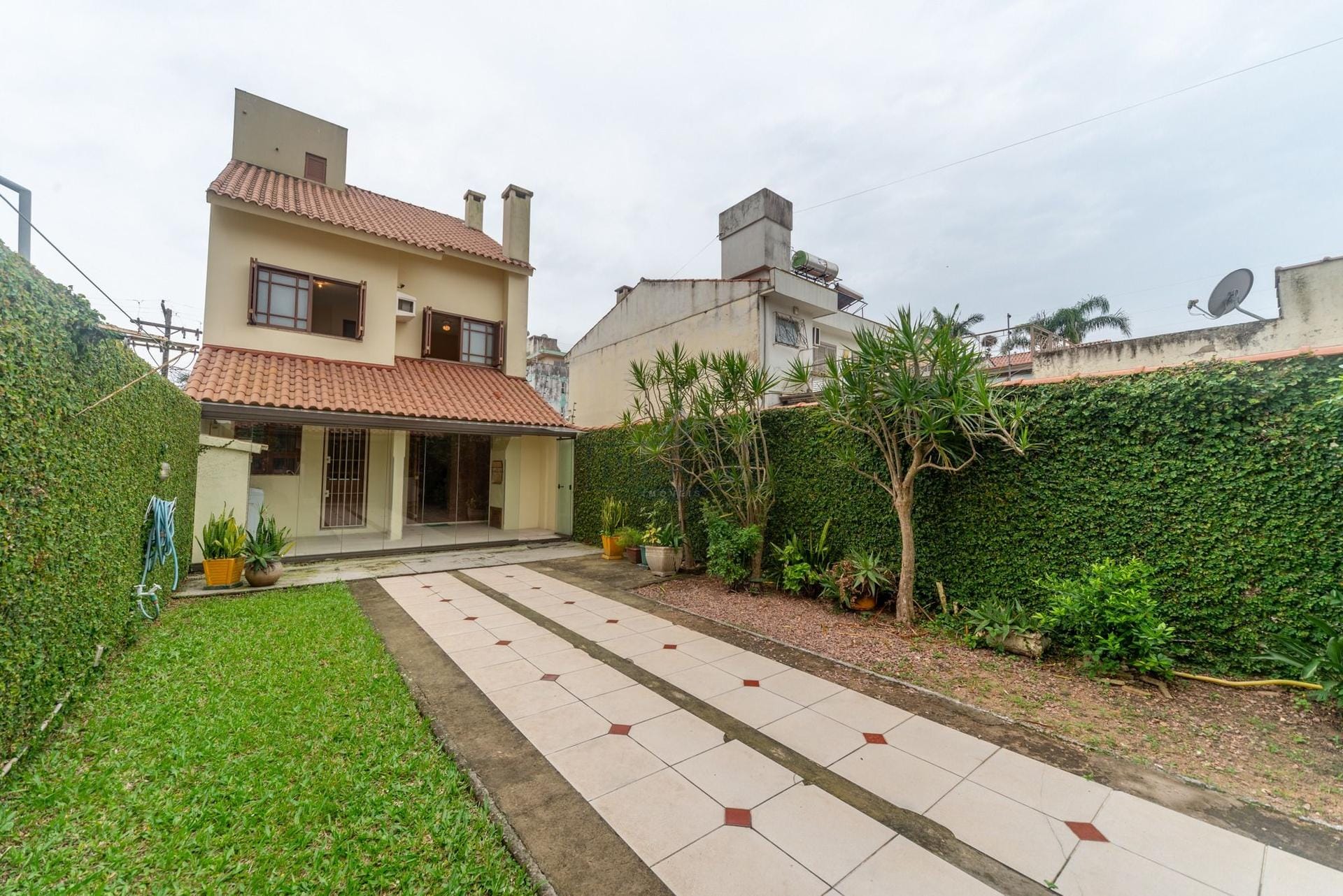 Casa em Condomínio à venda com 290m², 3 dormitórios, 1 suíte, 2 vagas no bairro Cristal em Porto Alegre - Foto 1