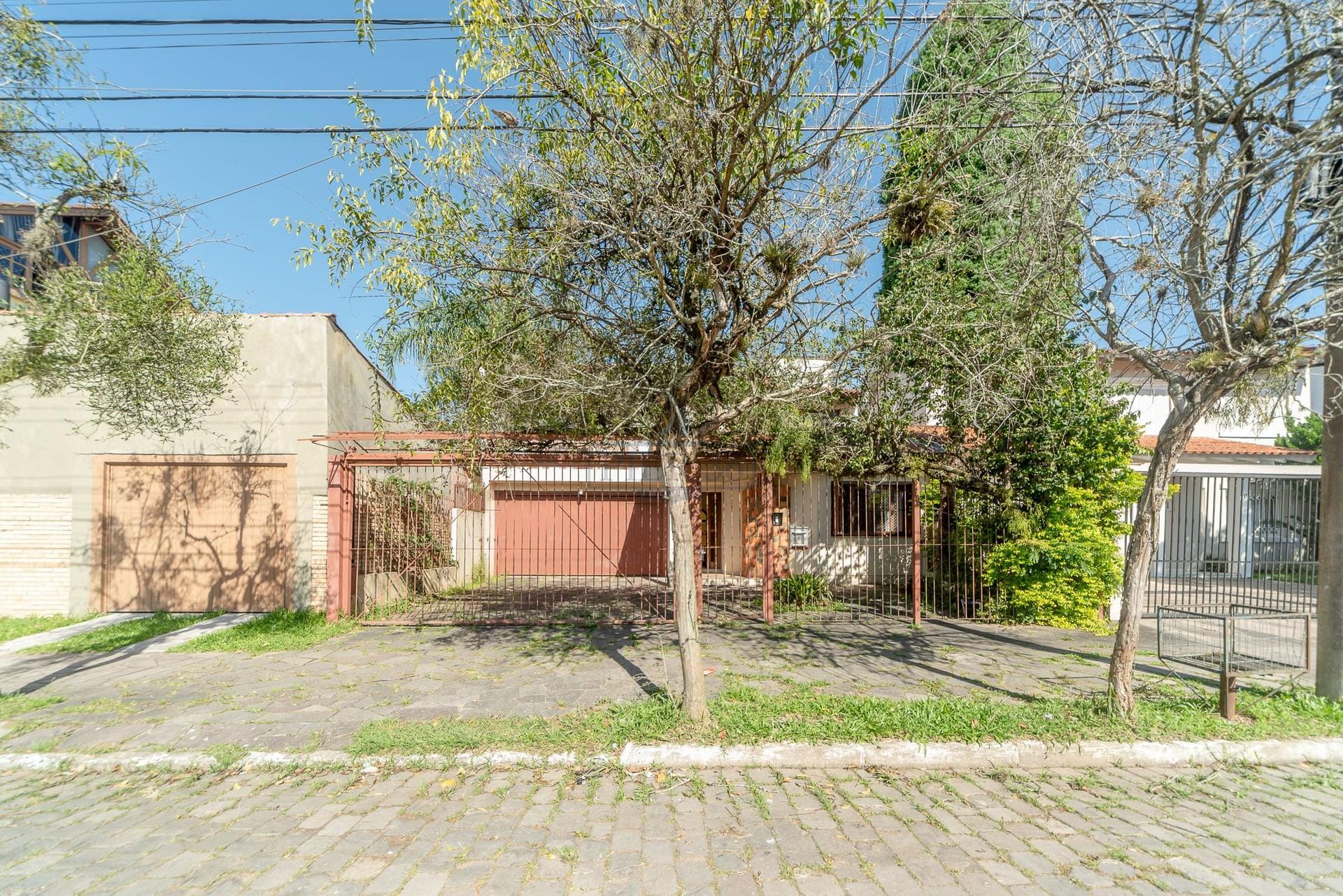 Casa à venda com 247m², 3 dormitórios, 1 suíte, 2 vagas no bairro Ipanema em Porto Alegre - Foto 1