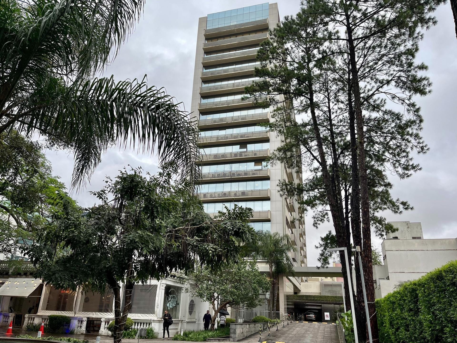 Sala à venda com 41m², 1 vaga no bairro Menino Deus em Porto Alegre - Foto 1
