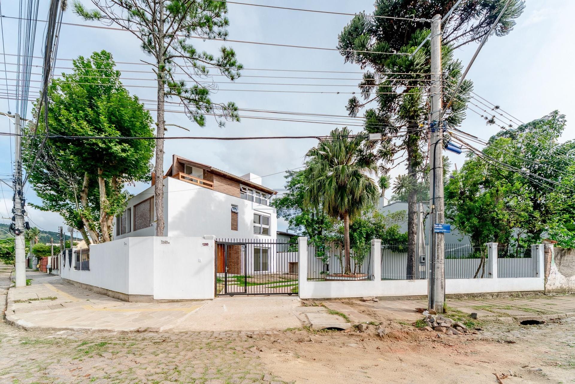 Casa à venda com 133m², 2 dormitórios, 1 suíte, 2 vagas no bairro Guarujá em Porto Alegre - Foto 1
