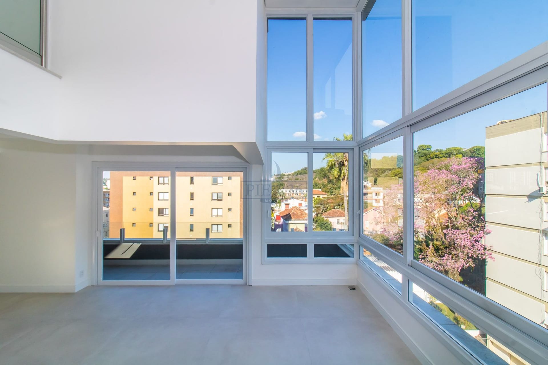 Duplex à venda com 177m², 3 dormitórios, 3 suítes, 3 vagas no bairro Menino Deus em Porto Alegre - Foto 1