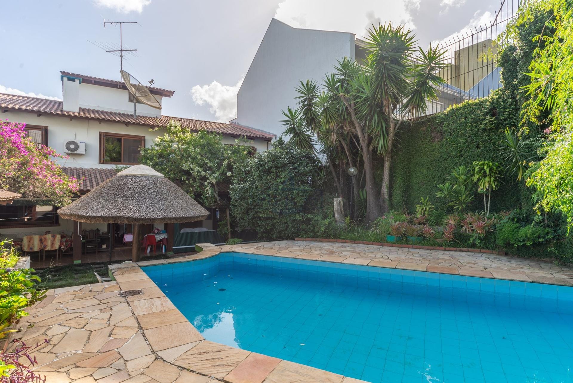 Casa à venda com 495m², 3 dormitórios, 2 suítes, 4 vagas no bairro Jardim Isabel em Porto Alegre - Foto 1