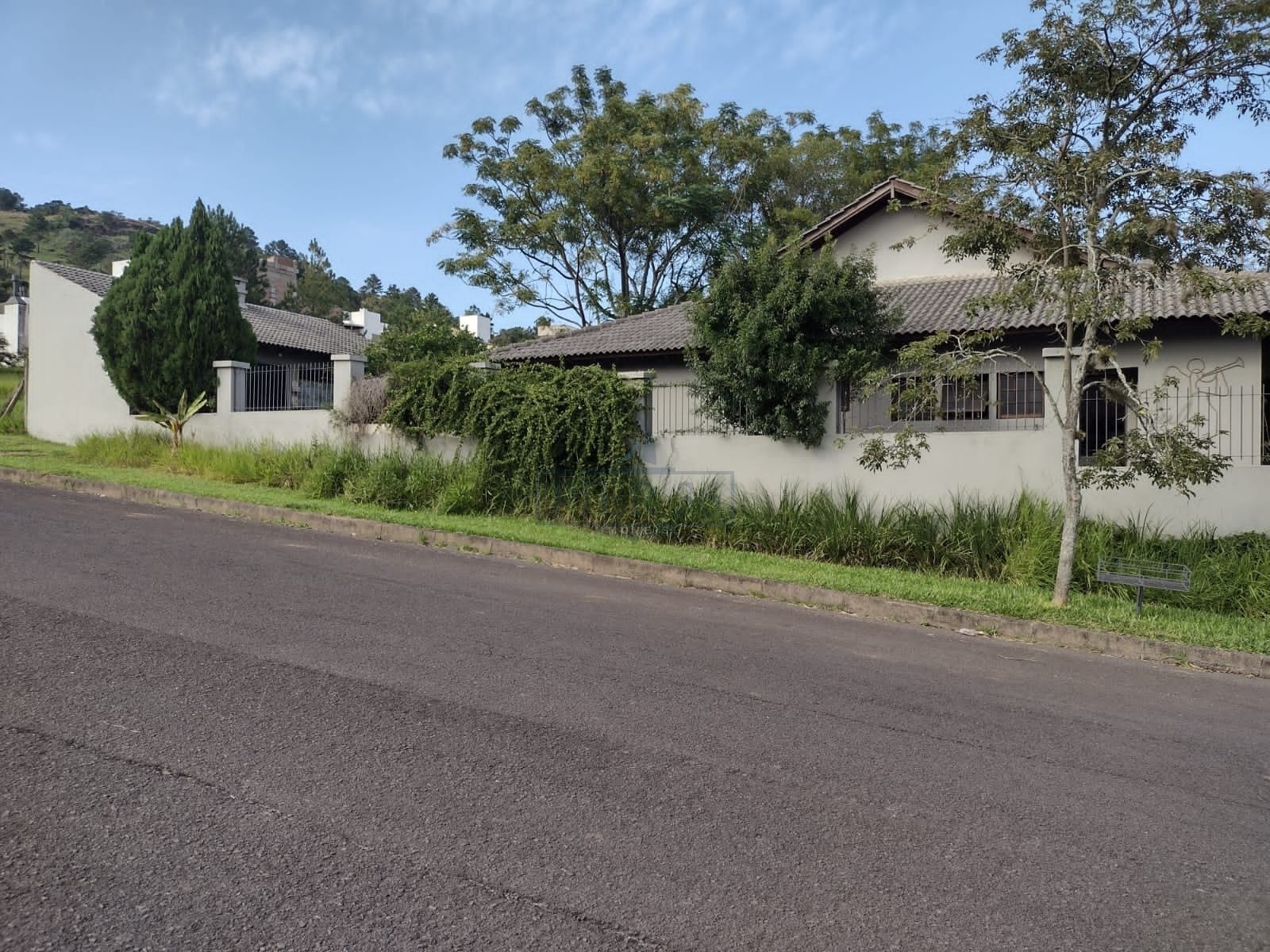 Casa à venda com 136m², 2 dormitórios, 2 suítes, 3 vagas no bairro Guarujá em Porto Alegre - Foto 1