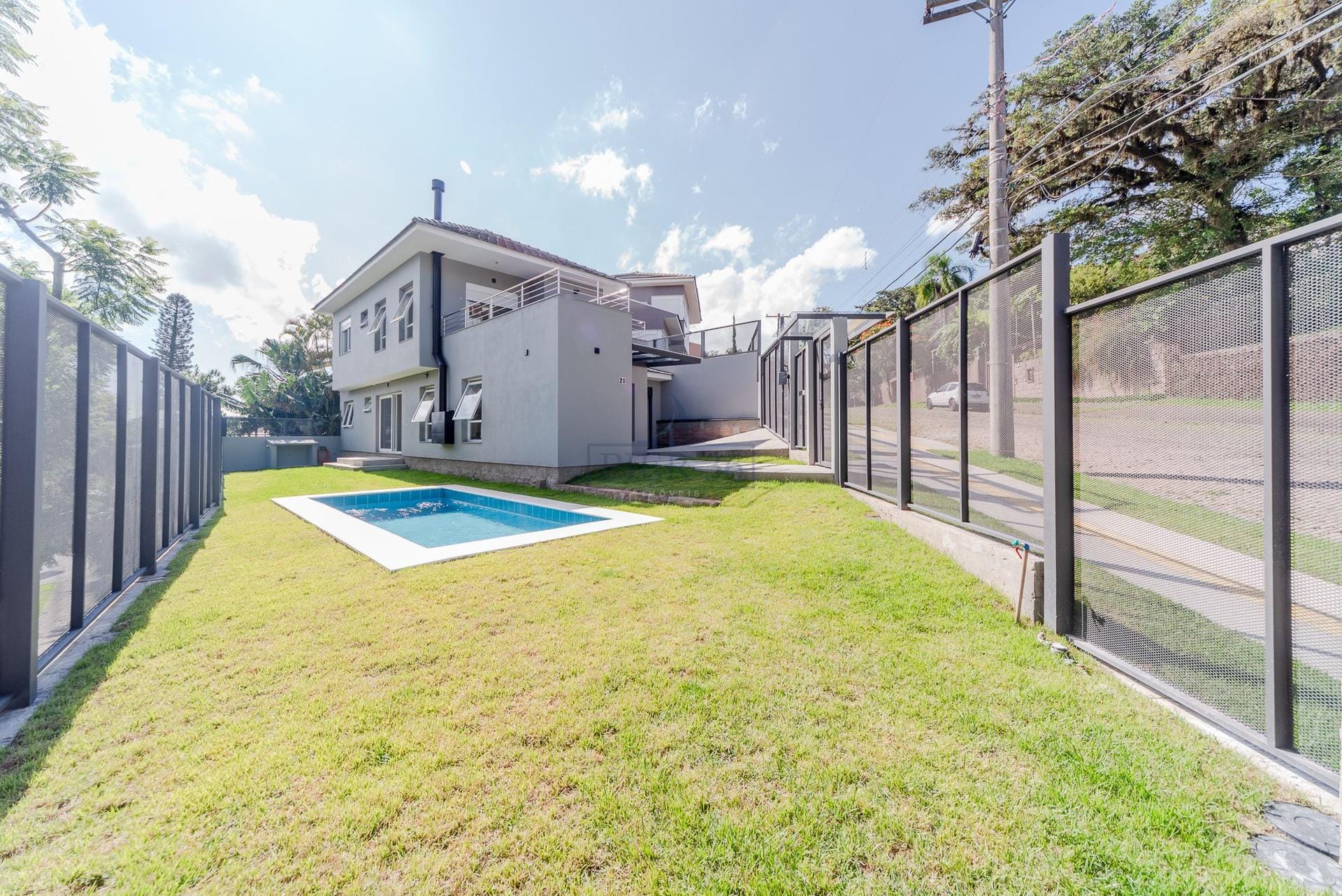 Casa à venda com 210m², 3 dormitórios, 2 suítes, 2 vagas no bairro Jardim Isabel em Porto Alegre - Foto 1