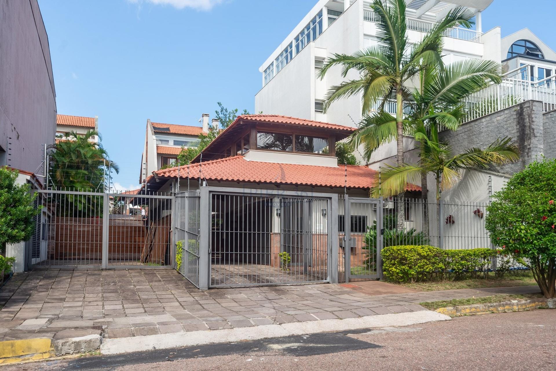 Casa em Condomínio à venda com 239m², 3 dormitórios, 3 suítes, 3 vagas no bairro Santa Tereza em Porto Alegre - Foto 1
