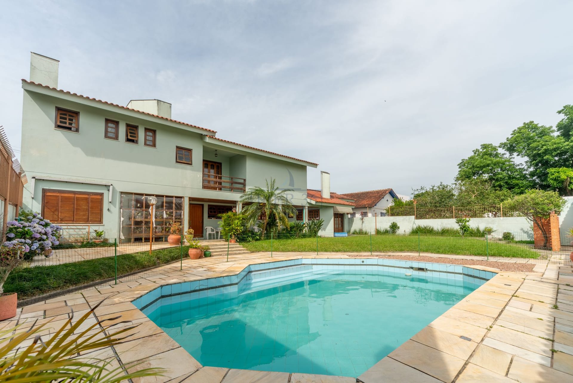 Casa à venda com 508m², 5 dormitórios, 1 suíte, 4 vagas no bairro Vila Assunção em Porto Alegre - Foto 1