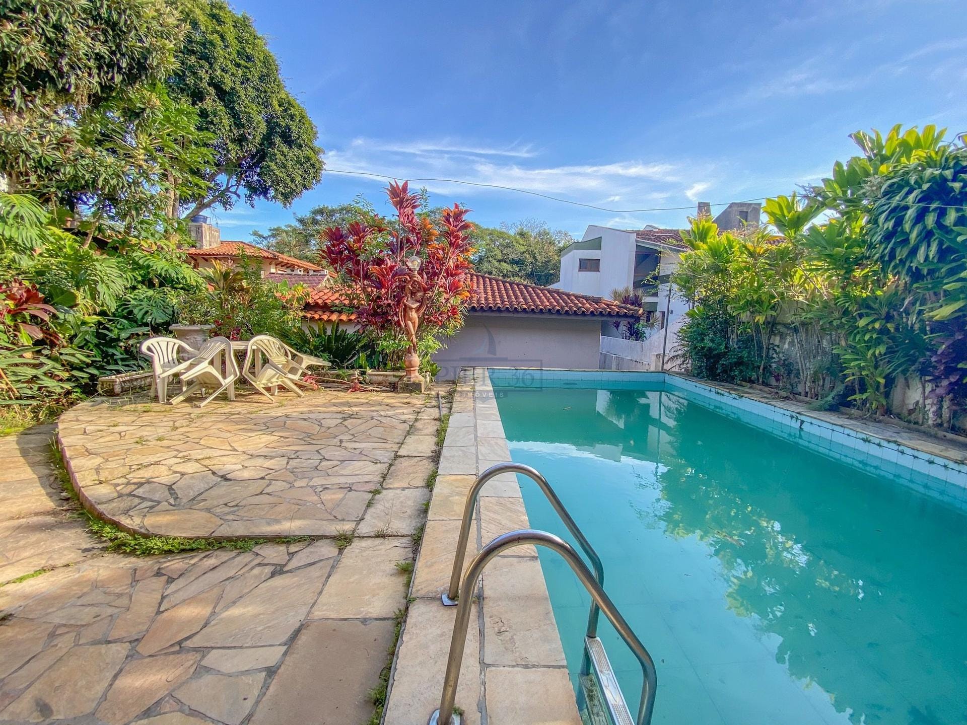 Casa à venda com 268m², 3 dormitórios, 1 suíte, 3 vagas no bairro Jardim Isabel em Porto Alegre - Foto 1