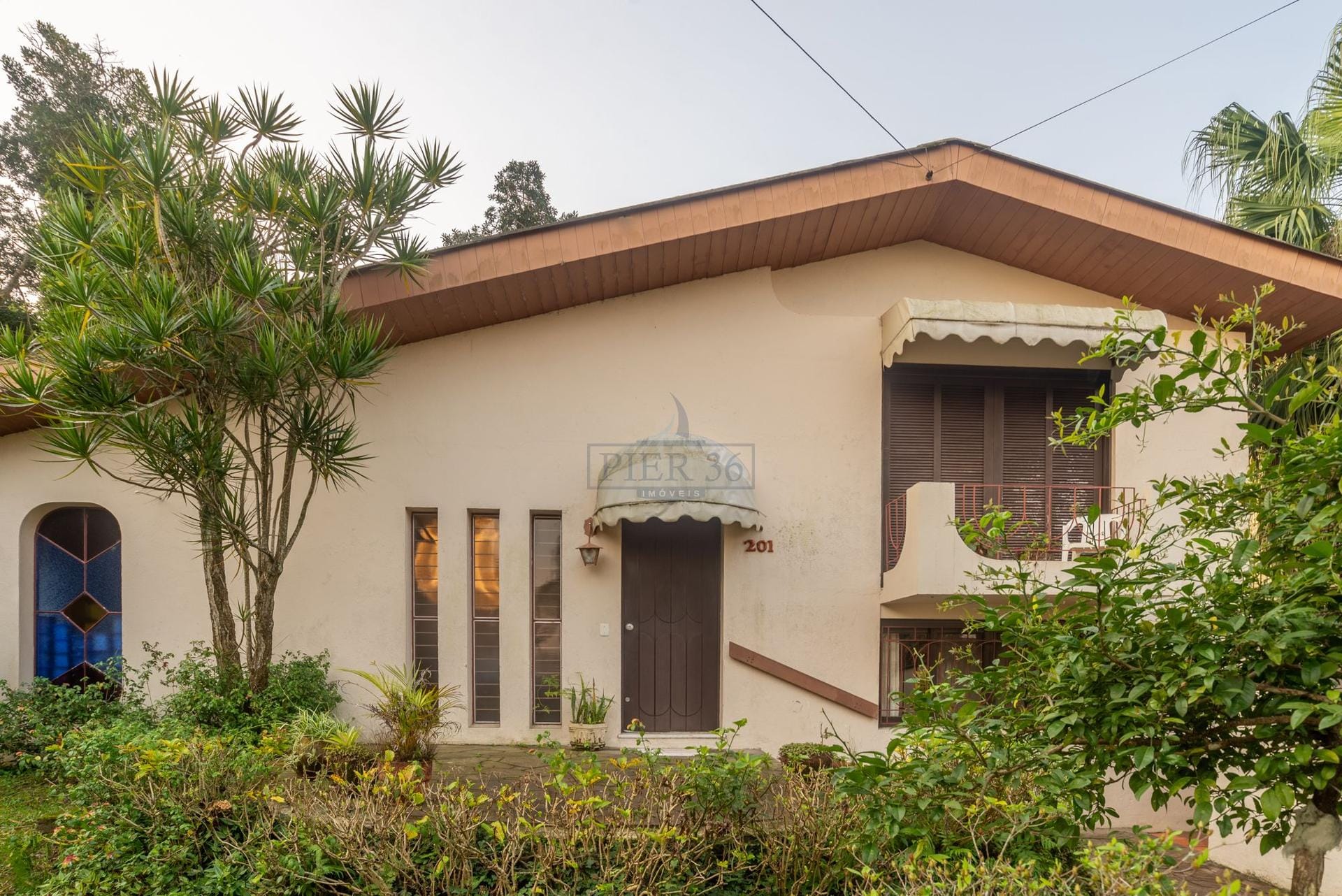 Casa à venda com 266m², 3 dormitórios, 1 suíte, 3 vagas no bairro Vila Assunção em Porto Alegre - Foto 1