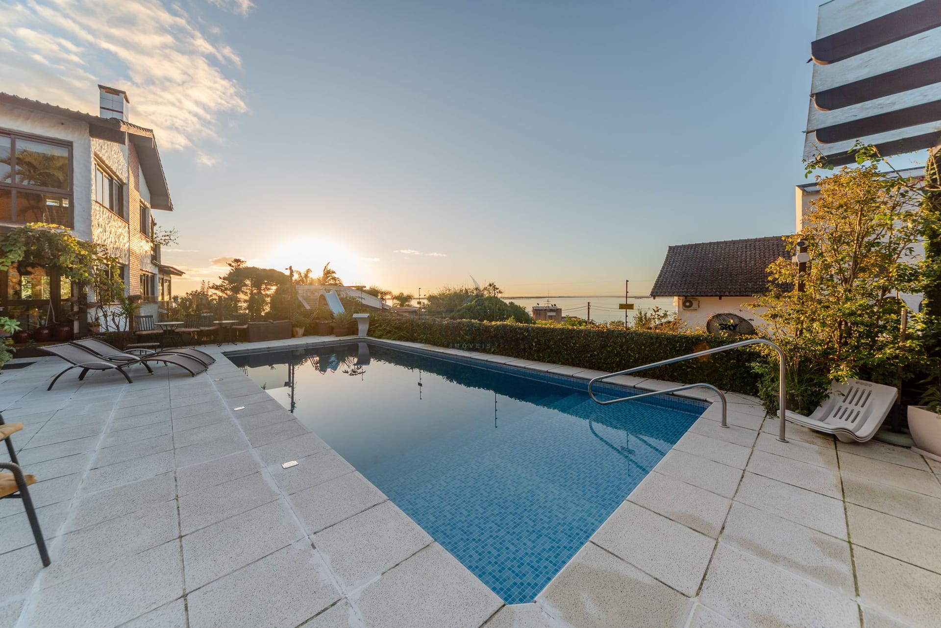 Casa à venda com 650m², 5 dormitórios, 5 suítes, 5 vagas no bairro Vila Assunção em Porto Alegre - Foto 1