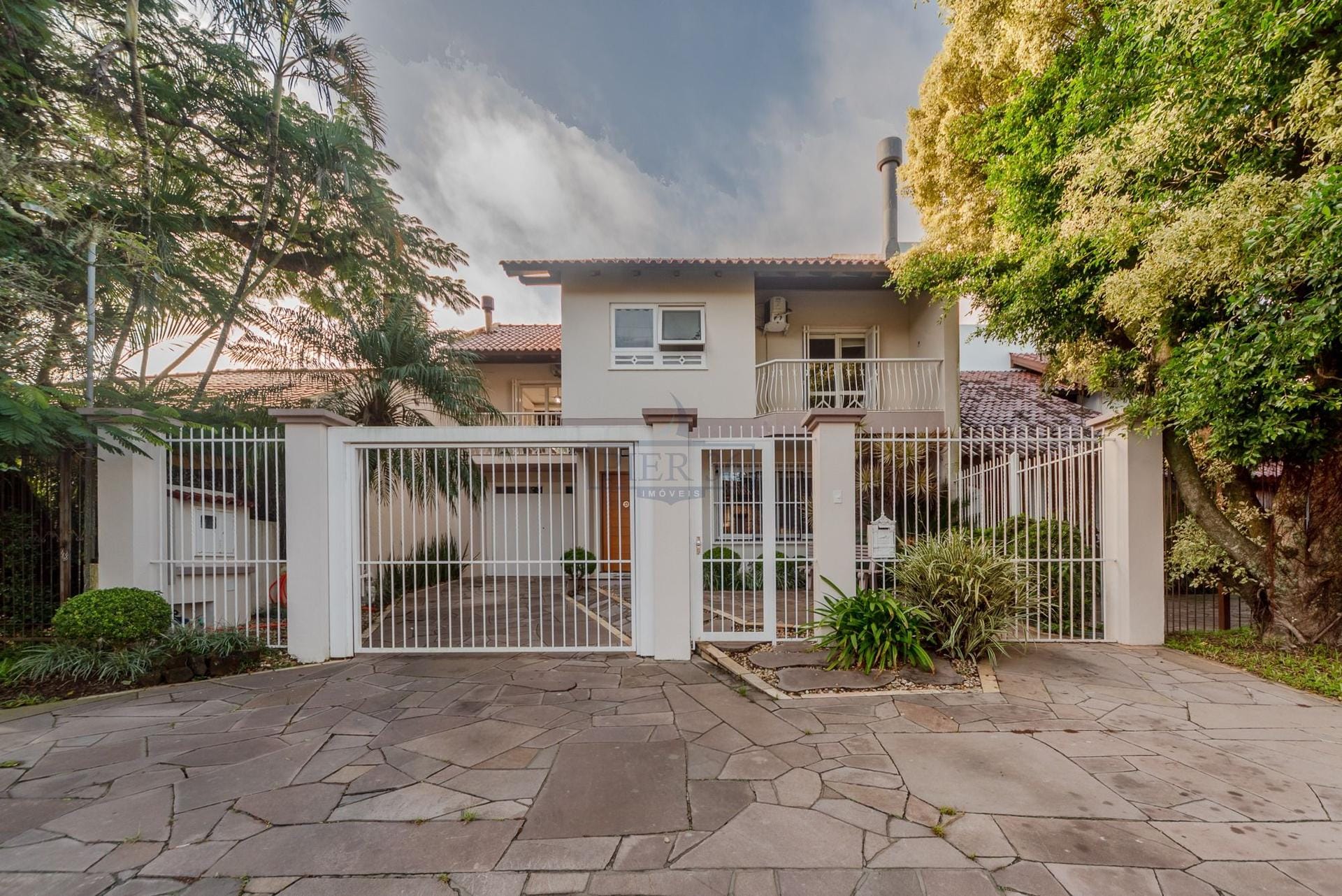 Casa à venda com 308m², 3 dormitórios, 2 suítes, 3 vagas no bairro Ipanema em Porto Alegre - Foto 1