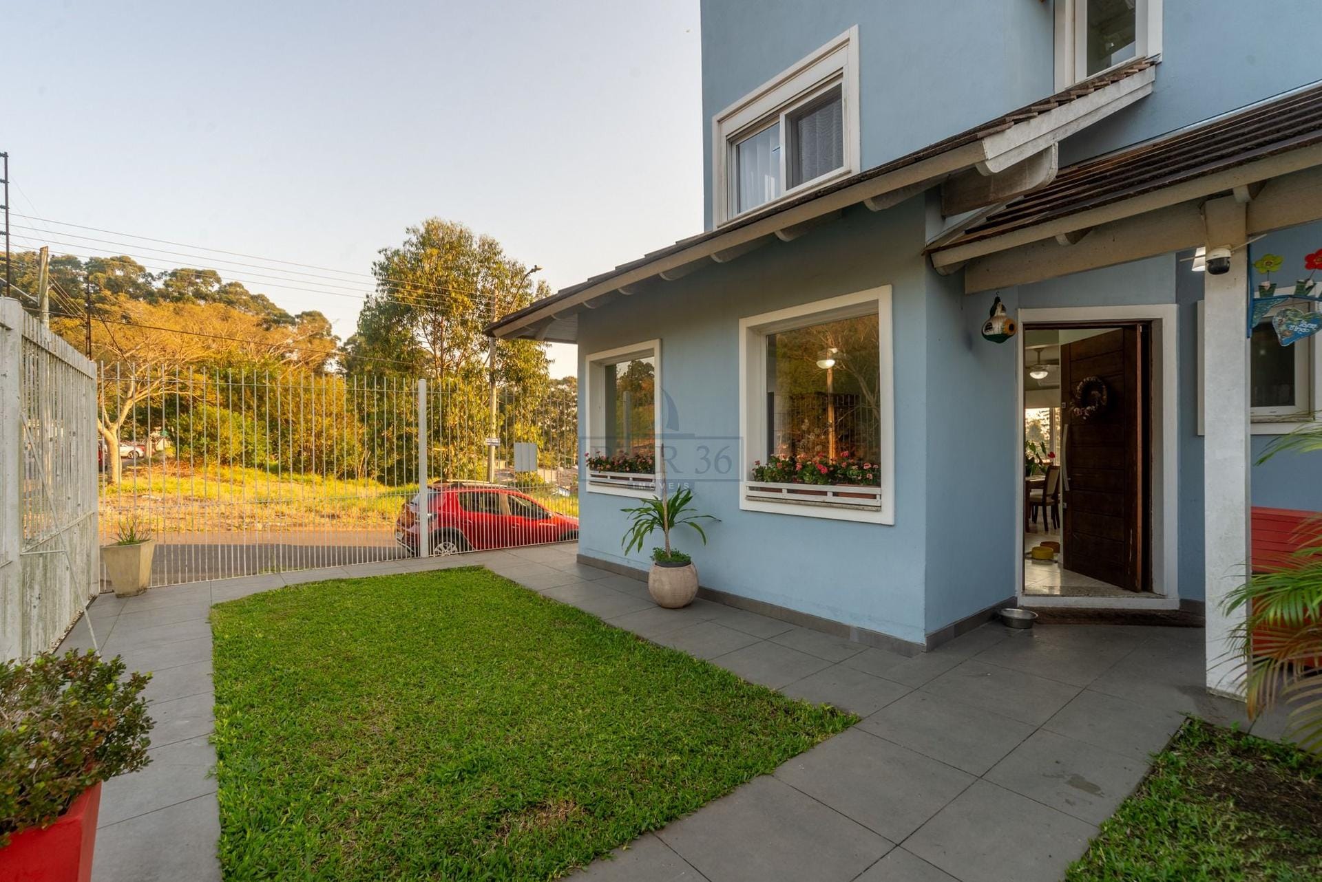 Casa à venda com 137m², 3 dormitórios, 1 suíte, 3 vagas no bairro Guarujá em Porto Alegre - Foto 1