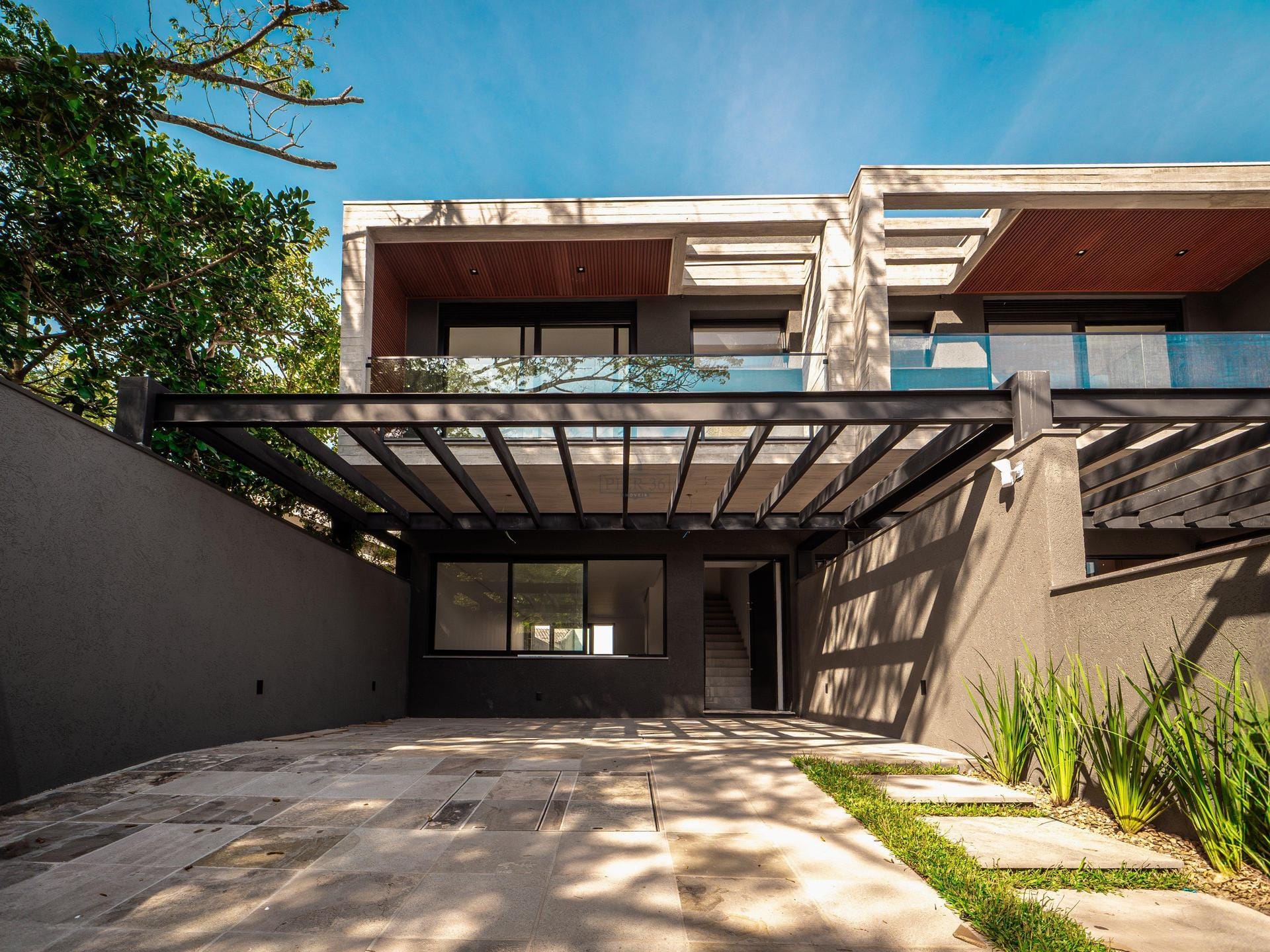 Casa à venda com 202m², 3 dormitórios, 3 suítes, 2 vagas no bairro Vila Assunção em Porto Alegre - Foto 1
