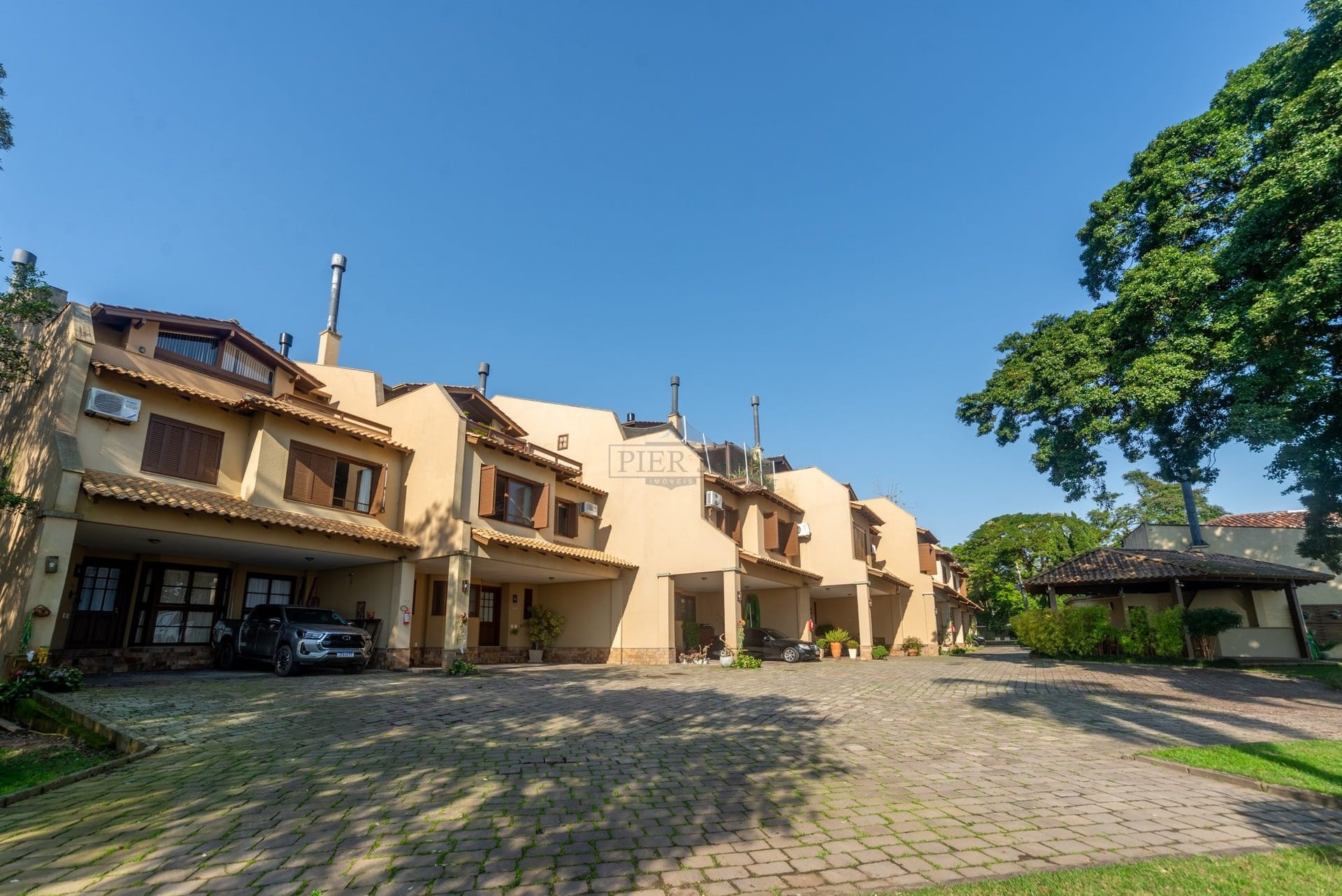 Casa em Condomínio à venda com 313m², 3 dormitórios, 1 suíte, 2 vagas no bairro Tristeza em Porto Alegre - Foto 1